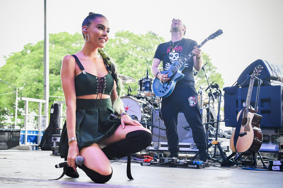 Madison-Beer-Upskirt-on-Stage-at-Lollapalooza-15
