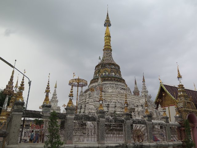 TAILANDIA Y CAMBOYA POR MENOS DE 1000€, VIAJE MARCA DE LA CASA - Blogs de Tailandia - Día 8 - Chiang Mai: Templos en moto y Sunday Night Market (16)