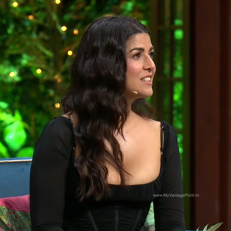 hot-nimrat-kaur-in-the-kapil-sharma-show-promoting-dasvi-2022