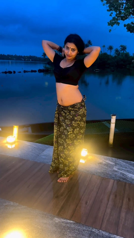 anickavikramanan hot in black blouse and strip mundu.mp4_snapshot_00.02.969