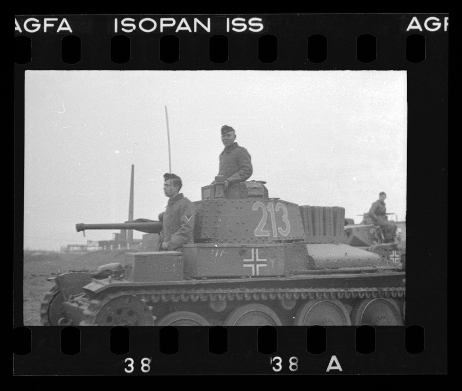 ORIGINAL Negativ (no photo), Soldaten auf Panzer