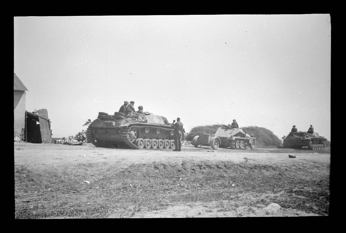 Soldaten mit Sturmgeschütz in Griechenland