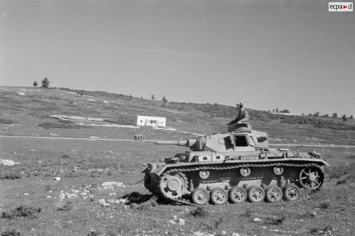 Les chars Panzer III démarrent puis quittent le lieu de la cérémonie militaire (4)