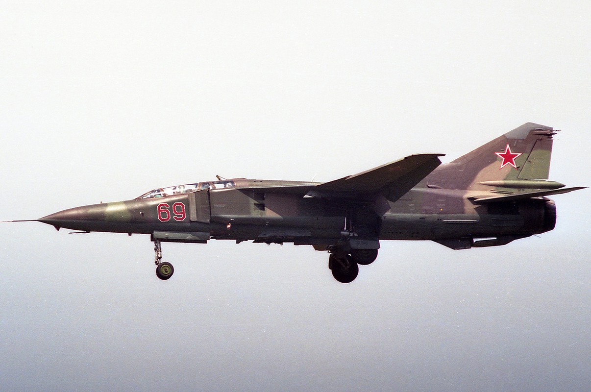 296 IAP Mig-23UB 69 Red_29030200_04.06.91