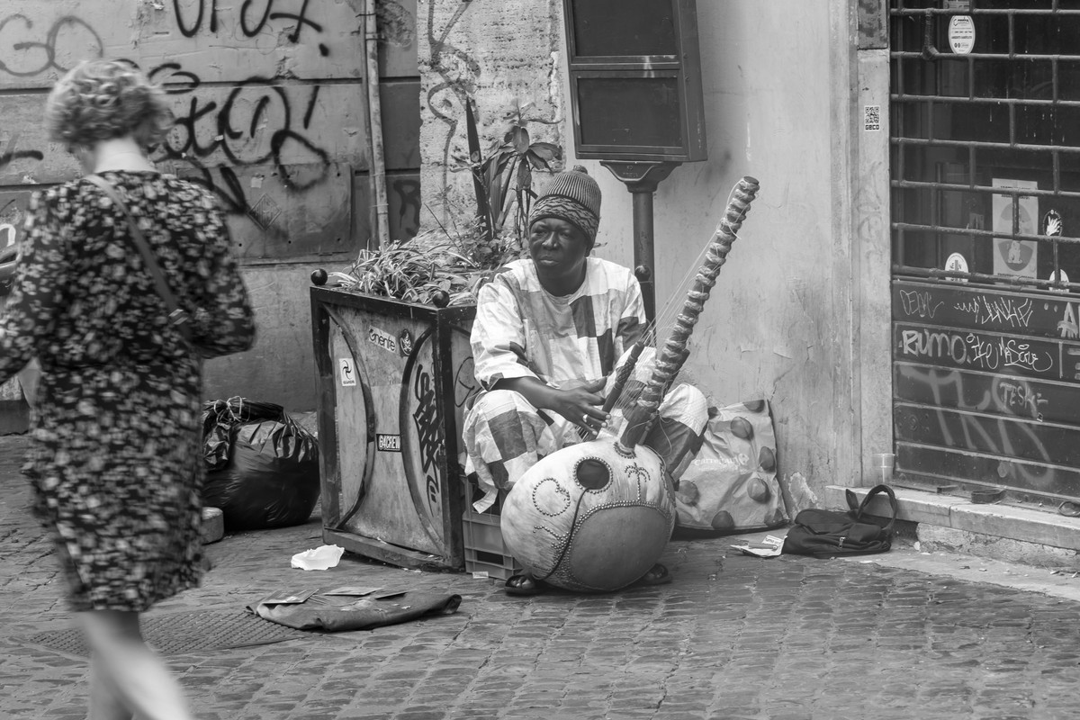 _27A1676-MUSICISTA DI COLORE BN