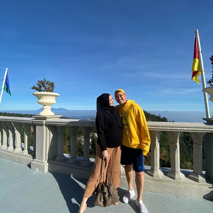 Rezky Aditya bersama sang istri tercinta sempat menikmati liburan ke kawasan Gunung Bromo.