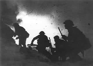 Comandos en pleno combate de la Incursión en Noruega el 29 de diciembre de 1941. Se puede ver que usan Ametralladoras Bren y rifles con bayoneta Lee Enfield