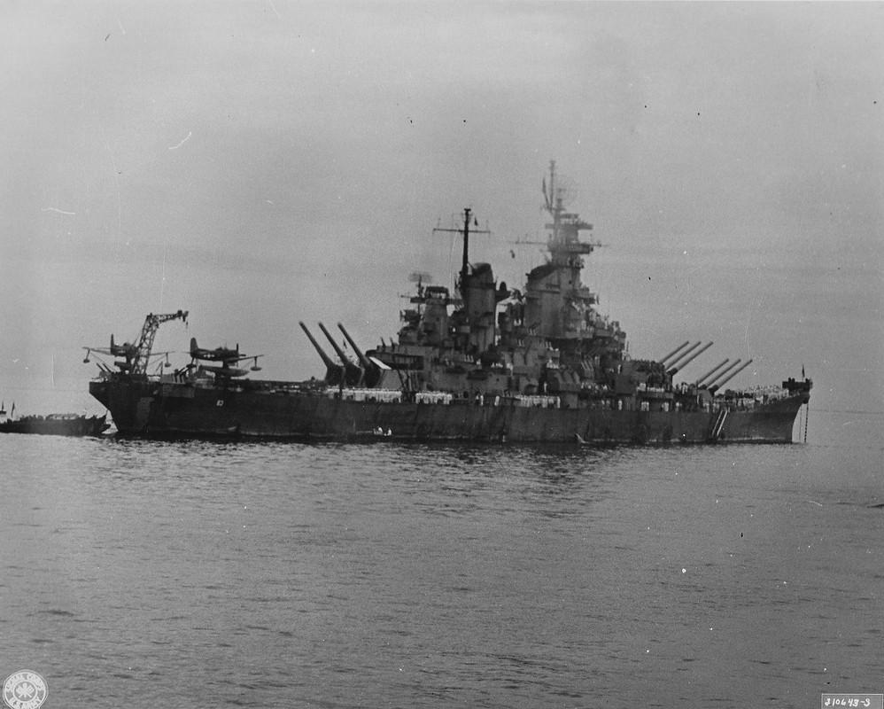 USS-Missouri-BB-63-fondeado-en-la-bah-a-de-Tokio-1945.jpg