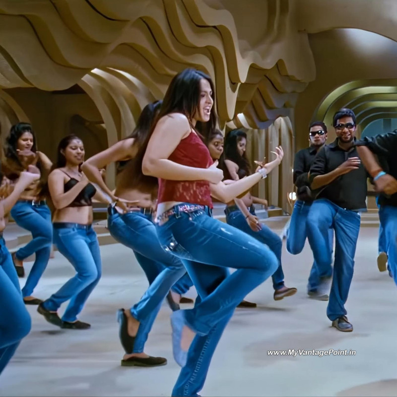 24-Anushka-Shetty-Hot-in-Singam-2-in-Kannukkulle-Song