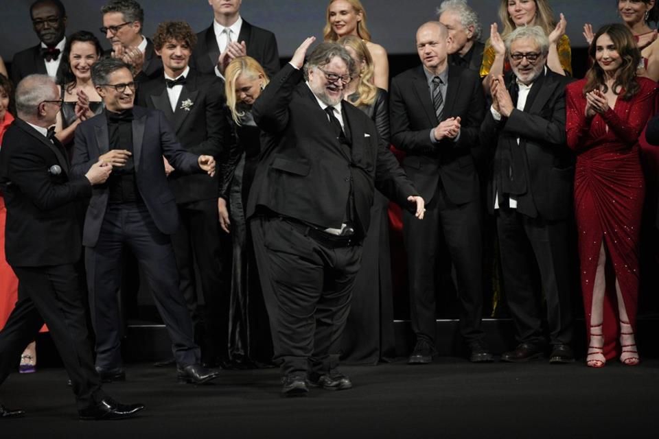 Guillermo del Toro canta junto a Gael García en Cannes 2022