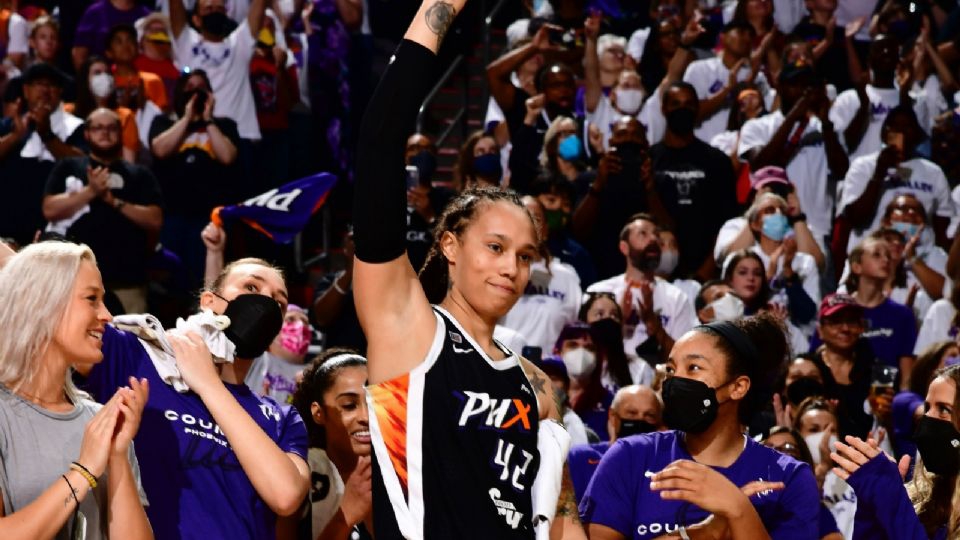 Basquetbolista estadounidense Brittney Griner sale de prisión rusa en intercambio de presos