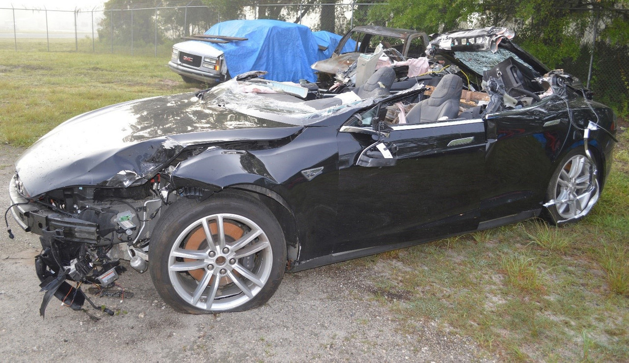 Doctor muere atrapado dentro de un Tesla, chocó y el auto se incendió