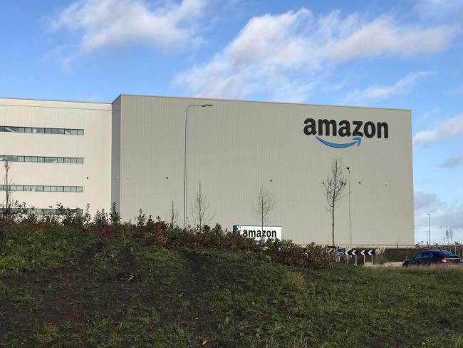 Trabajadores de Amazon en huelga por bajos salarios y falta de descanso
