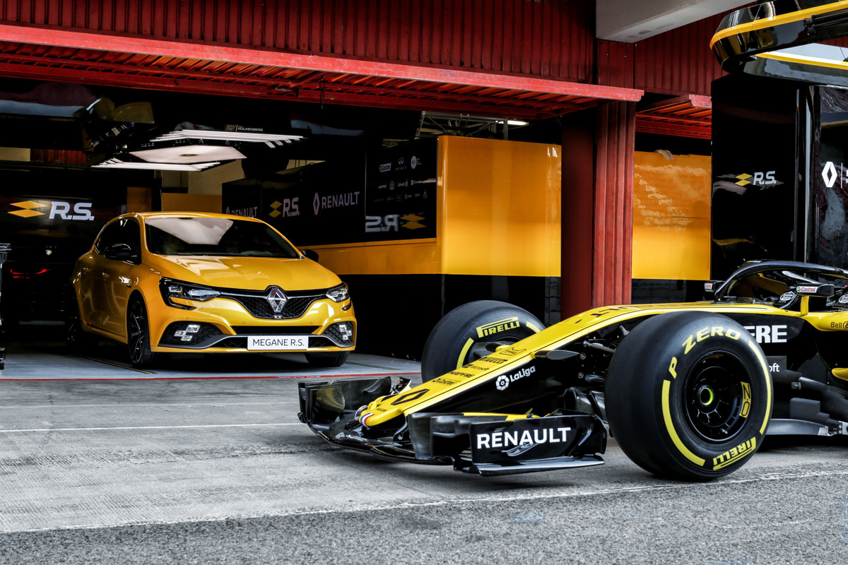 212141652018NewRenaultMGANERSTROPHYandtheRenaultRS18singleseater