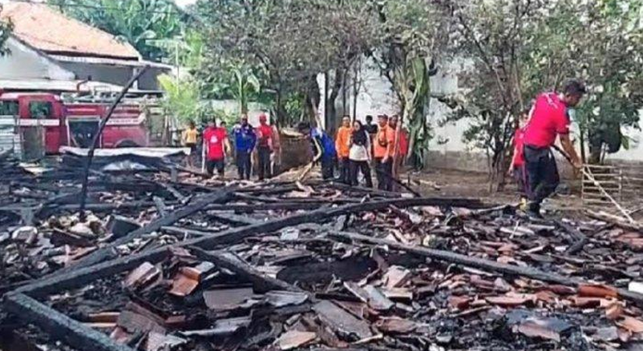 Viral! Rumah dan Bangunan Tk di Situbondo Terbakar
