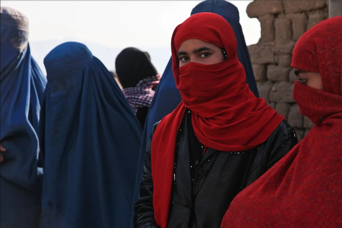 Talibanes ordenan a las ONG que prohíban a las mujeres trabajar