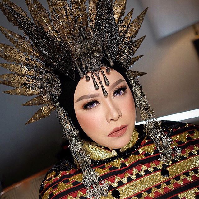 7 Potret gaya fashion unik ala Melly Goeslaw, nyentrik abis