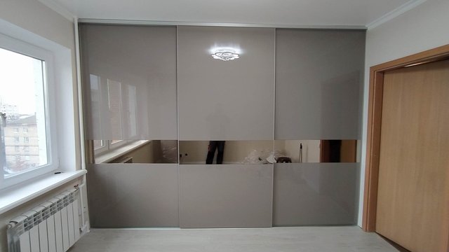 Функціональність і стриманий стиль: сірі шафи-купе