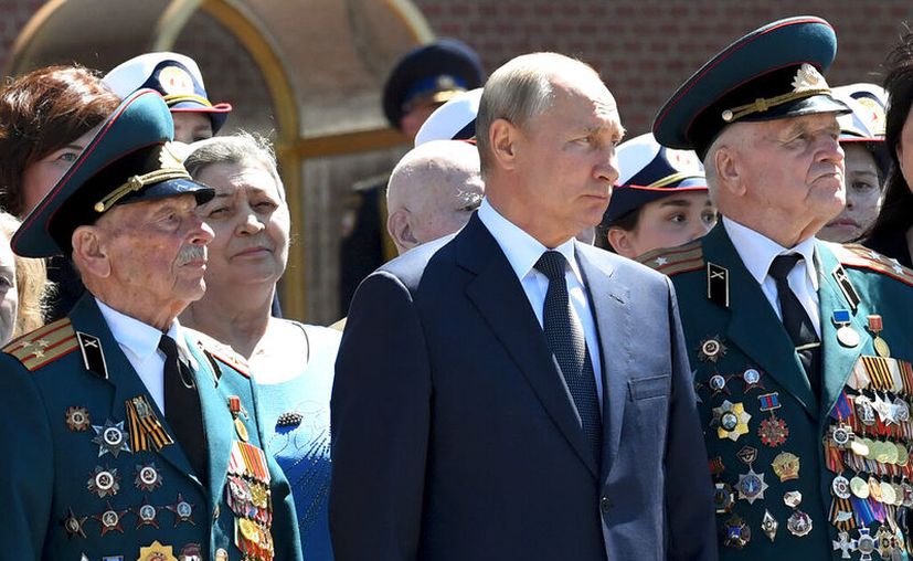 El presidente ruso Vladimir Putin, acompañado por veteranos de la Segunda Guerra Mundial, participa en las ceremonias por el Día de la Victoria ante Tumba del Soldado Desconocido, en Moscú, Rusia, el lunes 22 de junio de 2020. Alexei Nikolsky, Sputnik, Kremlin Pool Photo via AP
