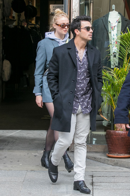 sophie-turner-out-shopping-before-having-lunch-at-lavenue-restau