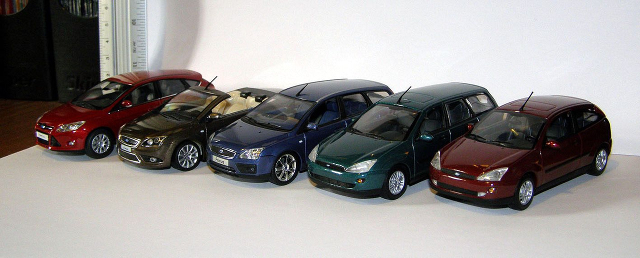 2011 Ford Focus (Minichamps) 3