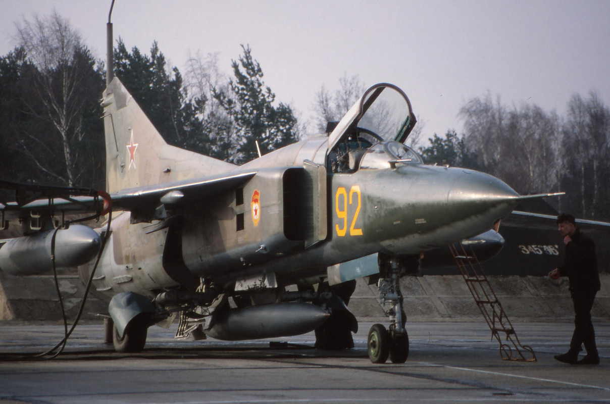 19 GvAPIB Mig-23UB 92 Yellow (3)