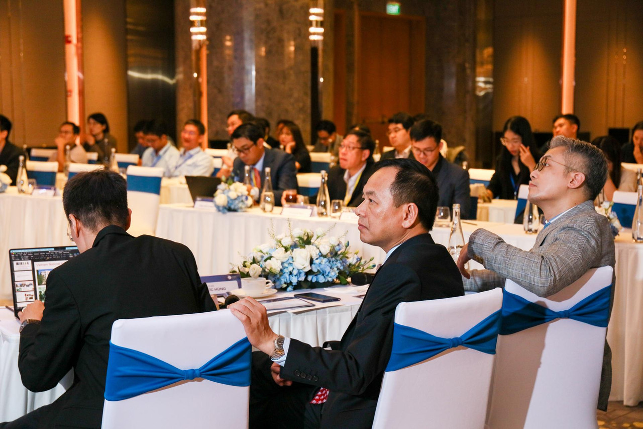 Ban tổ chức trao chứng nhận cho các báo cáo viên và chuyên gia xuất sắc