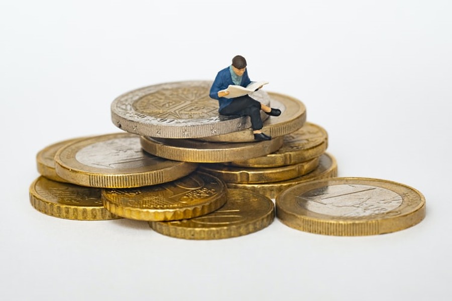 Bollette luce consigli monitorare consumi risparmiare.
