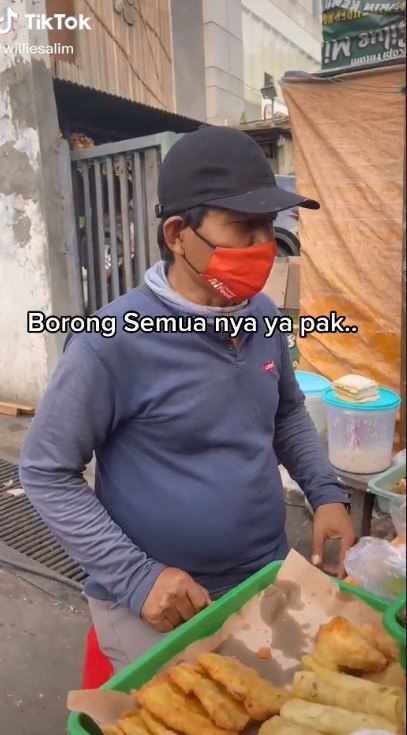 Seorang penjual takjil didatangi pemuda yang ingin memborong dagangannya