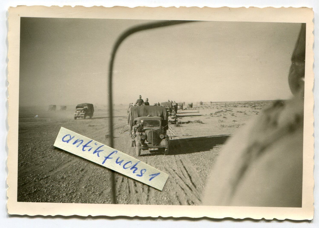 Beute-LKW-Kolonne des Afrikakorps beim Rückzug in Afrika im 2.WK