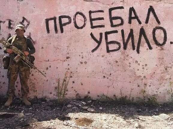 Photographie d'un soldat estalien devant un des murs de Vanurak.