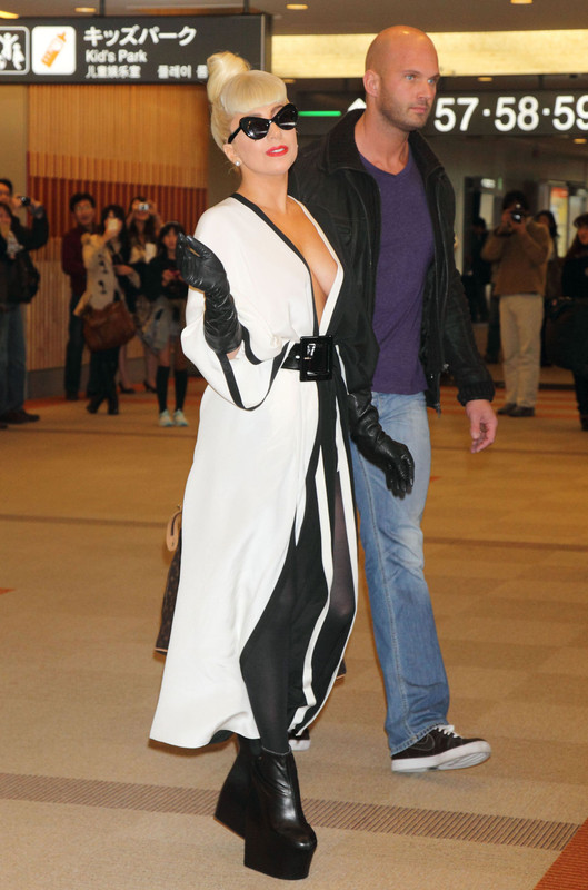 Lady-Gaga-at-Narita-International-Airpor