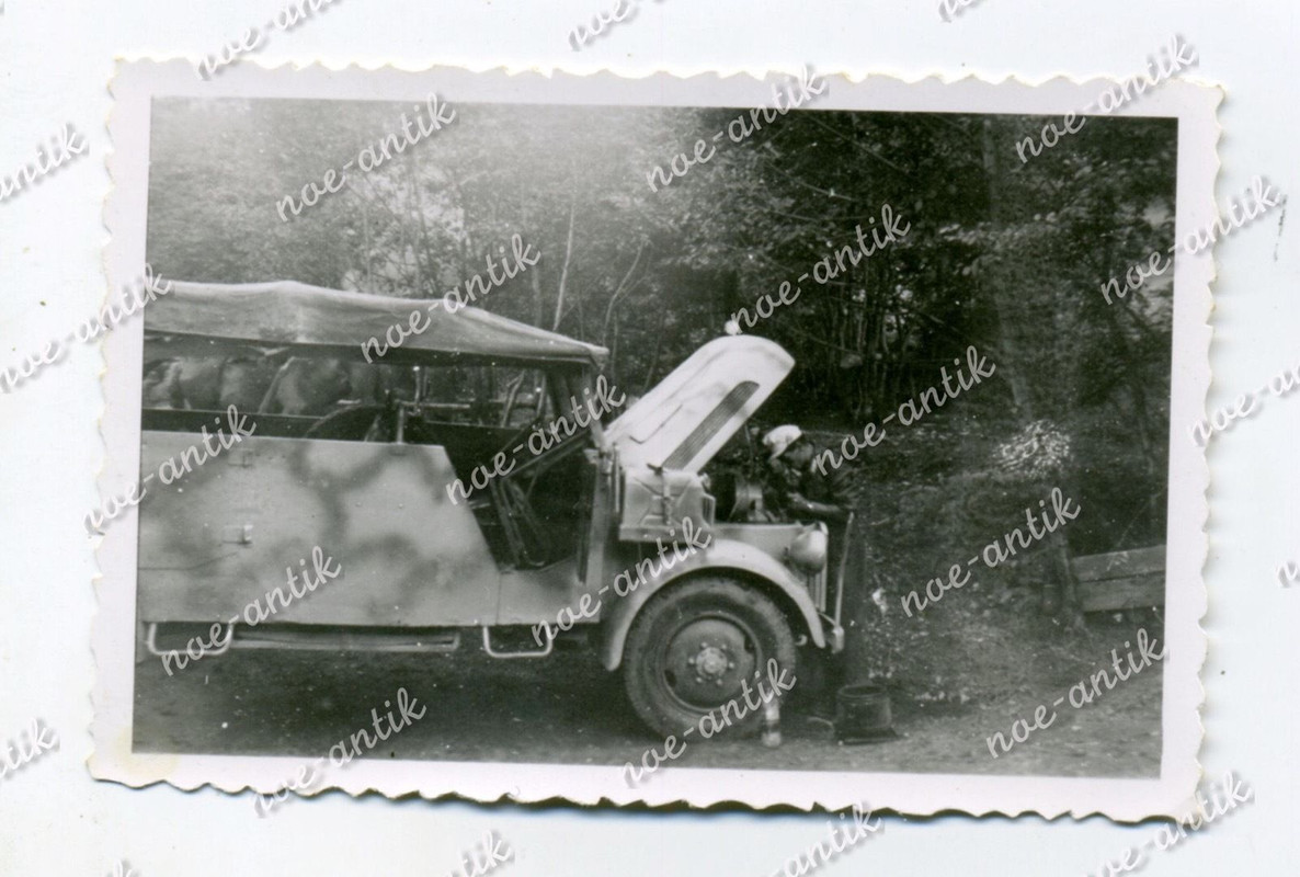 Foto Südfront schwerer PKW mit Motorschaden, Tar