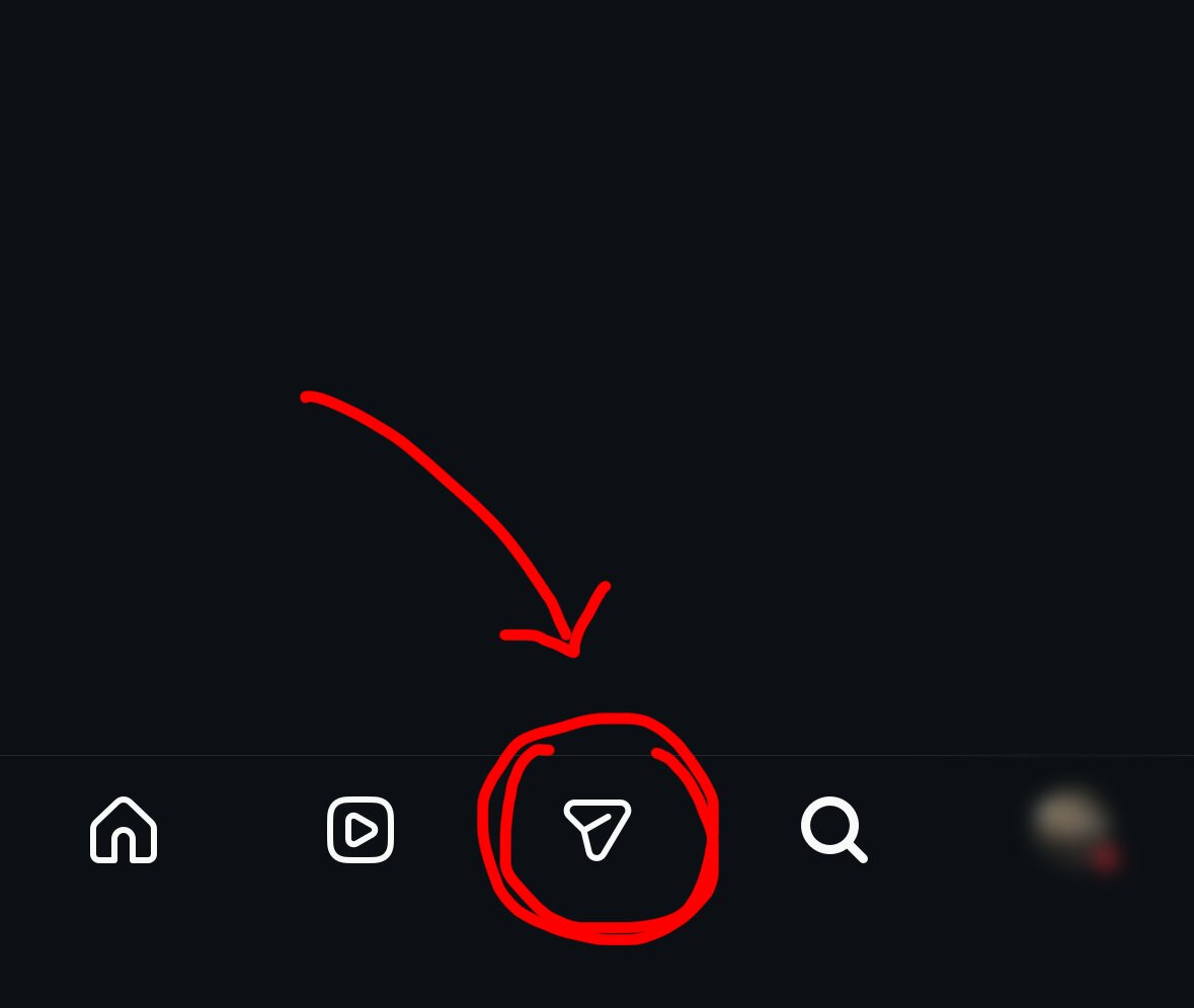 Primo piano di una mano che tiene lo smartphone di notte, illuminando l'icona Direct Messages (DM) standard di Instagram in alto a destra