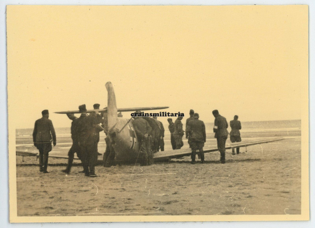 Orig. Foto Messerschmitt Bf 109 Flugzeug in OYE-PLAGE Dünkirchen Frankreich 1940