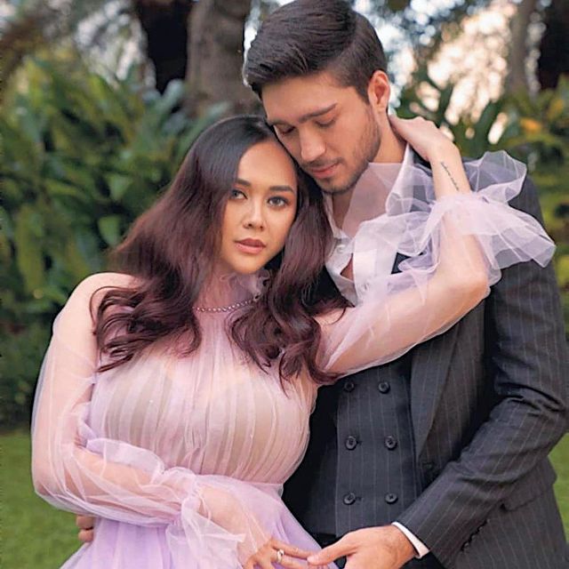 Aura Kasih mendaftarkan gugatan cerainya terhadap Eryck Amaral ke Pengadilan Agama Jakarta Selatan pada 17 Desember 2020. 