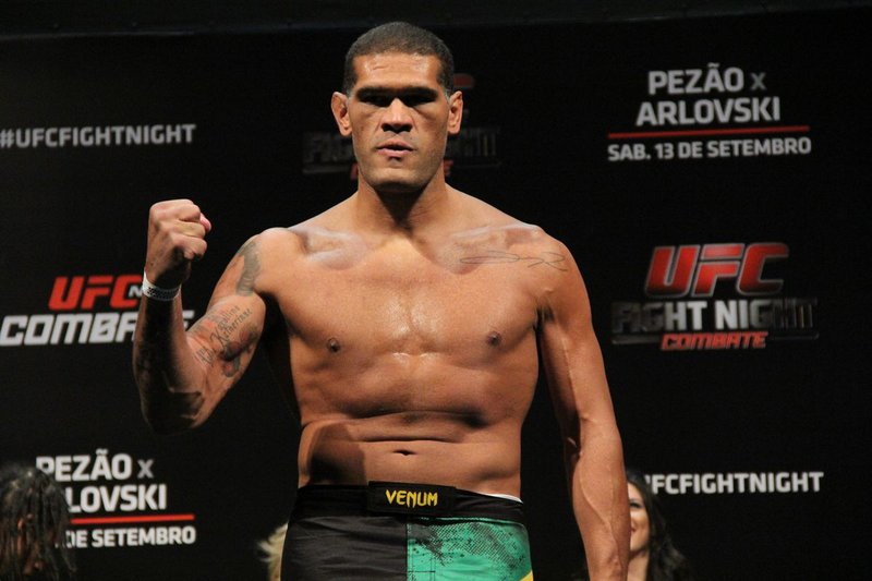 &quot;Бигфут&quot; Силва трябваше да се оттегли преди 8 нокаута