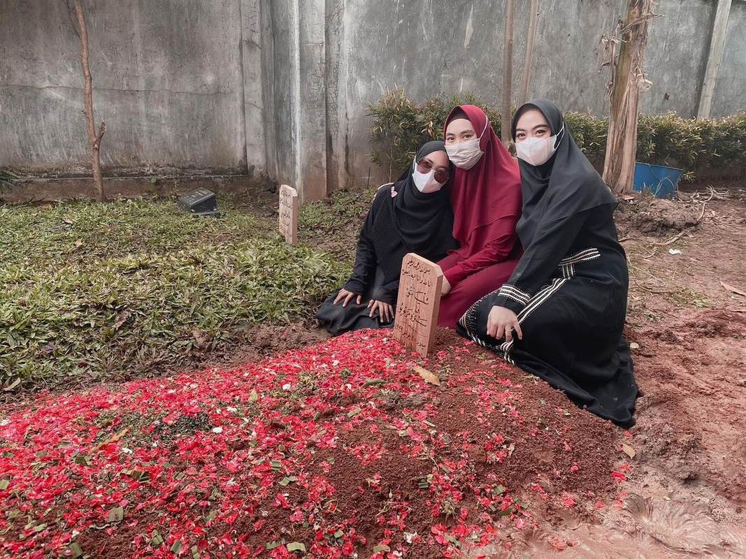 Oki Setiana Dewi menemani Ria Ricis ziarah ke makam sang ayah