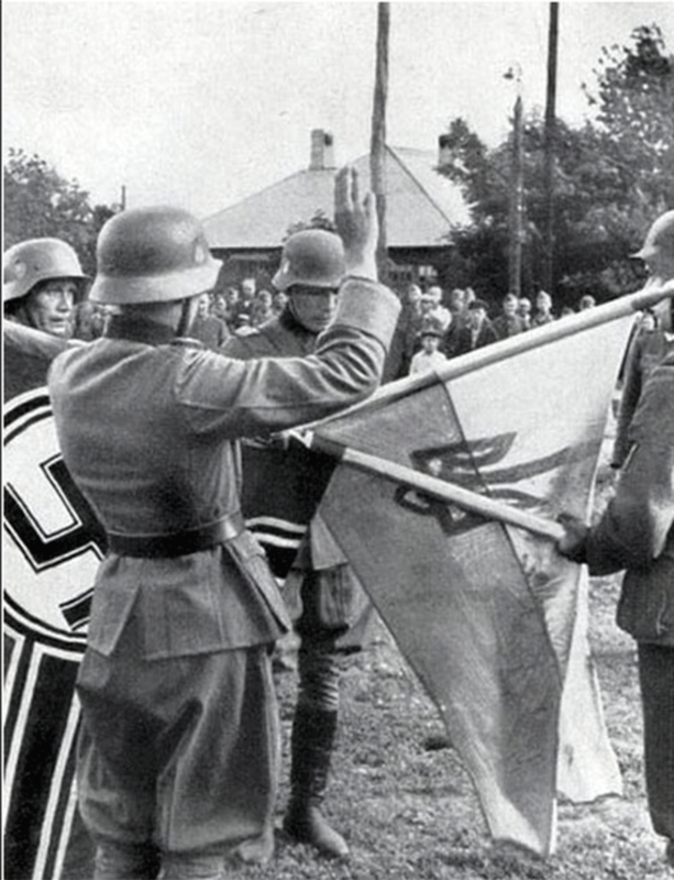 Juramento de voluntarios de la 14ª División SS de Granaderos Ucraniana Galitzia a las banderas de Ucrania y el Tercer Reich