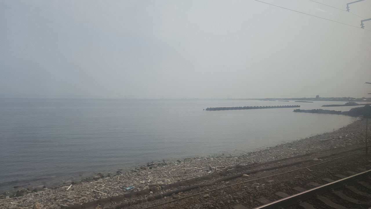 往小樽的路上相當靠海，可以看到鐵軌旁就是海岸
