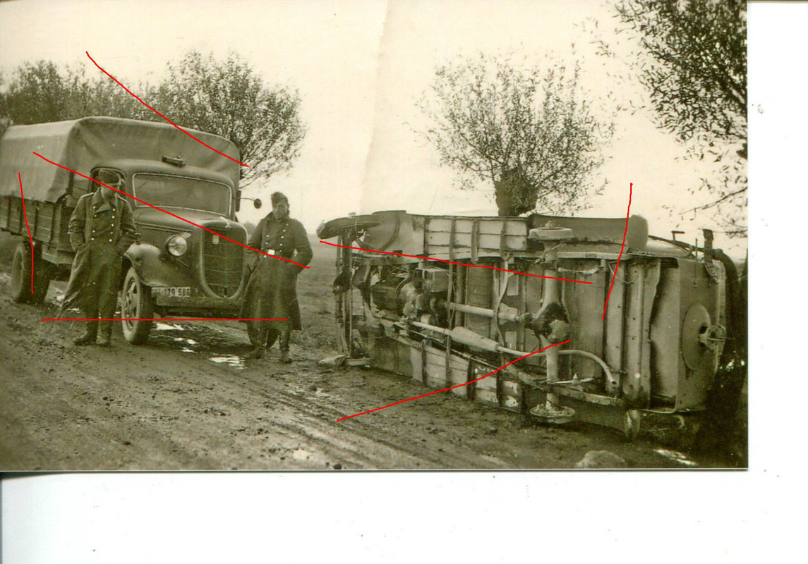 LKW Wehrmacht und umgestürzter LKW