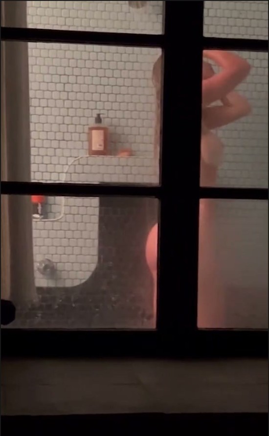 [Image: Voyeur12175093519.jpg]
