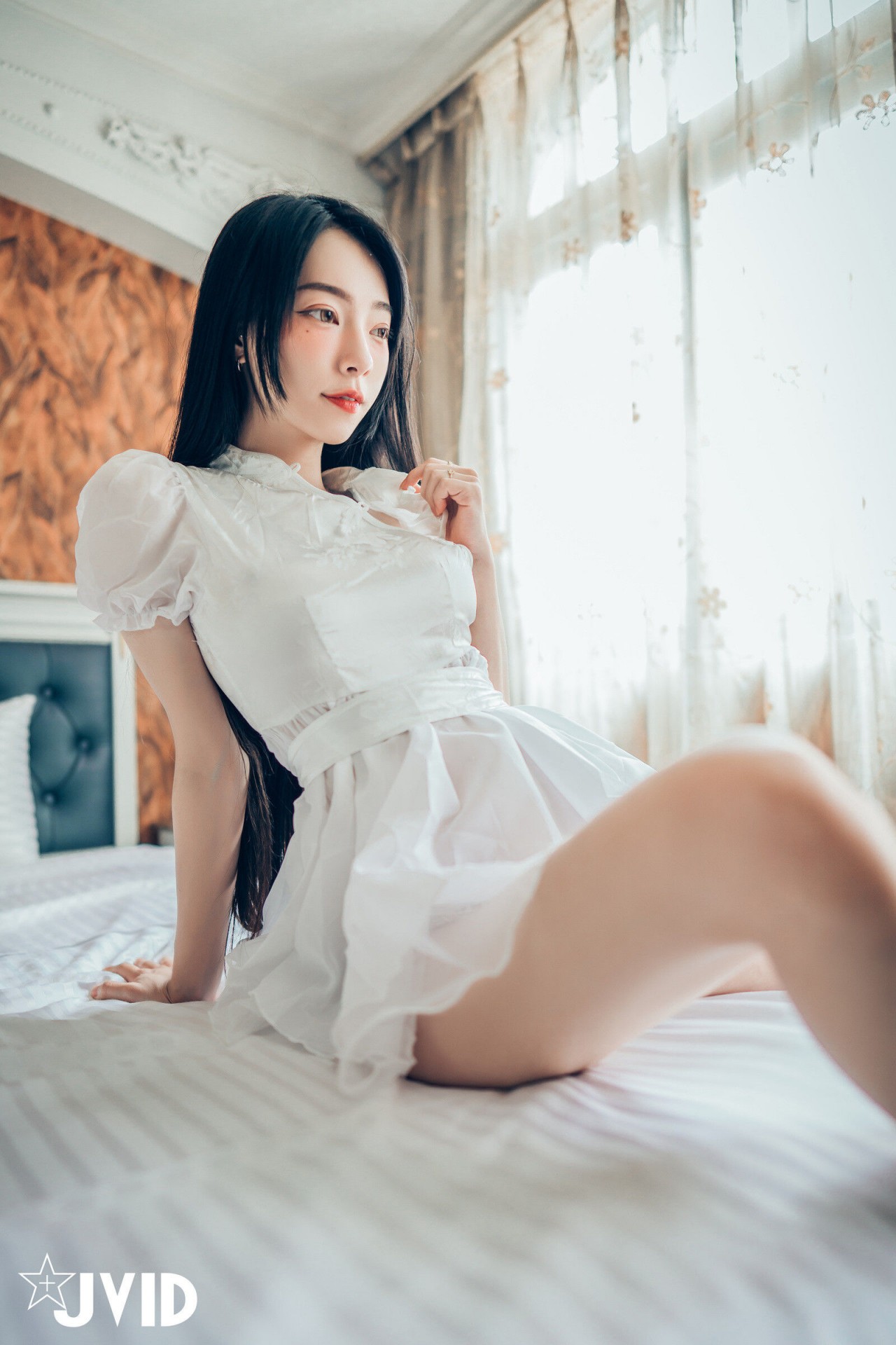 jvid 露出 色色旗袍写真，复古窗边的红衣纹身女孩插图2