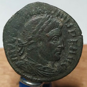 Nummus de Constantino I. SOLI INVICTO COMITI. Sol a izq. Roma 8