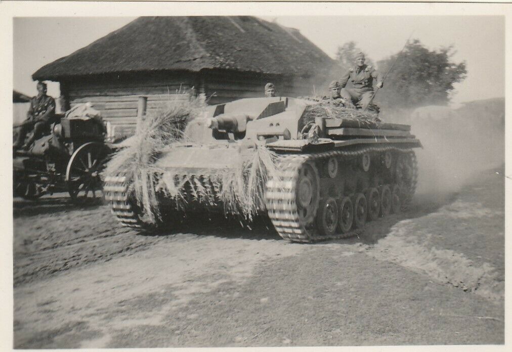 Russland,deutsches Sturmgeschütz,Panzer fährt durch Dorf