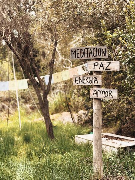 Letreros de madera de meditación, paz, energía y amor en el jardín