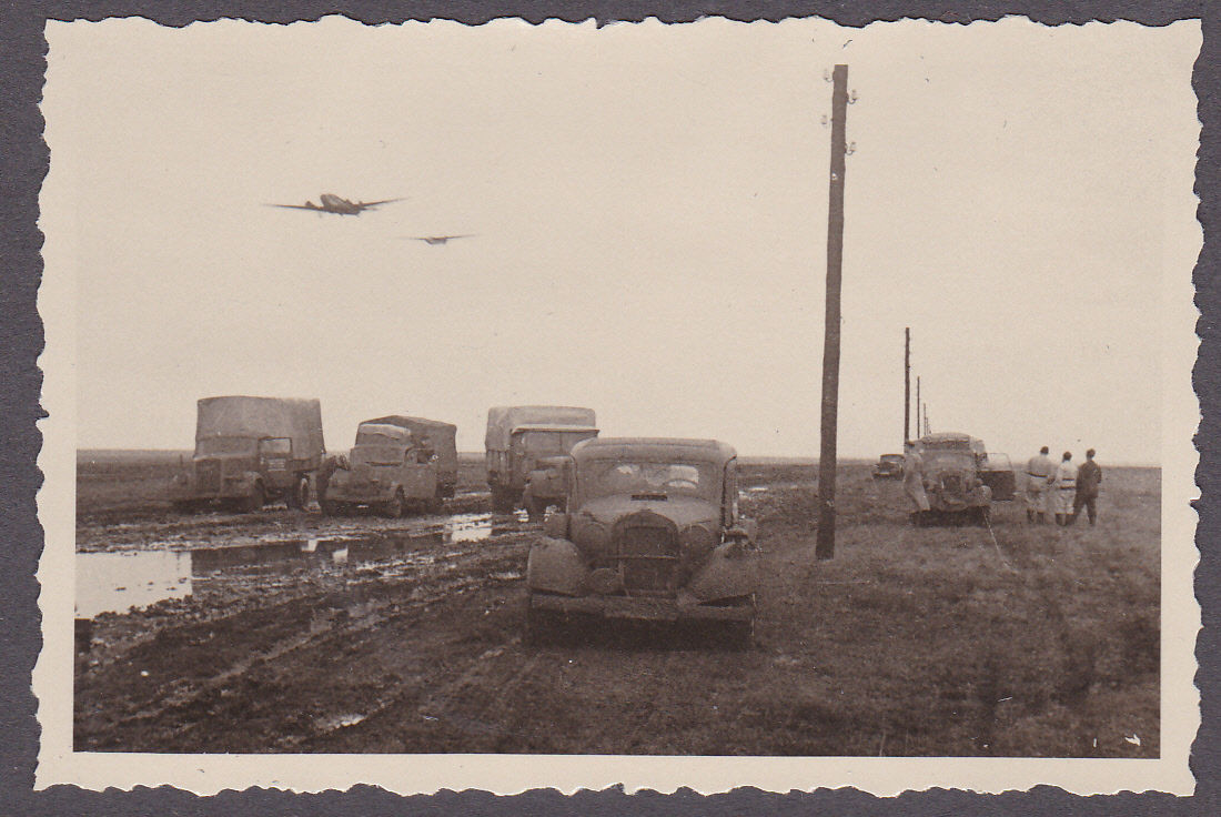 Foto 2.WK.Flugzeuge über LKWs im Schlamm von Rus