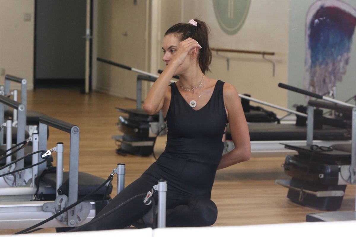 alessandra-amabrosio-at-pilates-class-in-santa-monica-08-09-2018