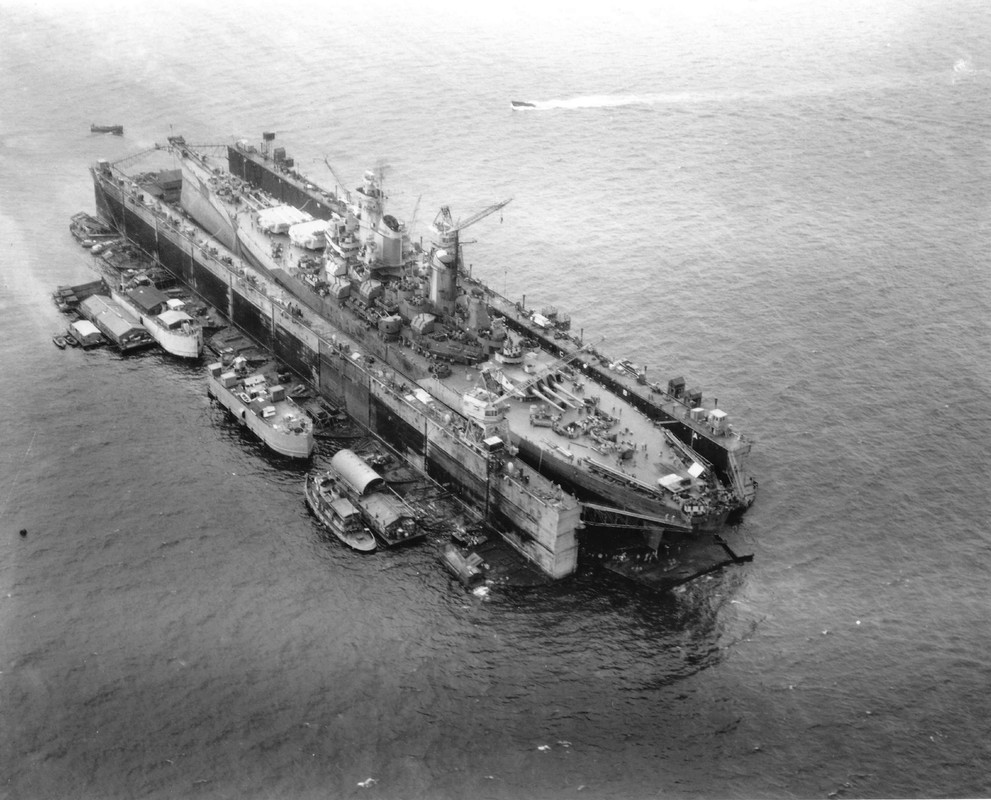 Nouveautés Coques Grises au 1/700 - Page 15 USS-Iowa-BB-61-in-floating-dry-dock-ABSD-2-at-Manus-Admirality-Islands-on-28-December-1944-80-G