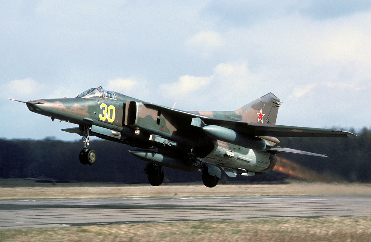 19 GvAPIB Mig-27D Yellow 30_61912558160 (3)